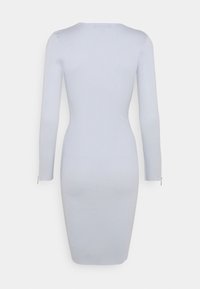 Ribbade långärmade klänning i ljusblått, figursydd, knä-lång, med en subtil textur och en dragkedjedetalj vid ärmarnas manschetter.