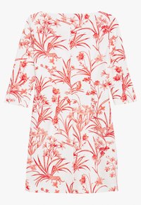 Bílé šaty s červeným květinovým vzorem, s krátkými rukávy a kulatým výstřihem. Design obsahuje botanické prvky a malé motivy zvířat.