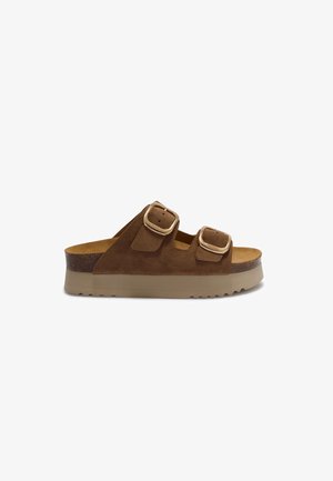 Brun slip-in sandal i ruskind med to justerbare spænder og en tyk beige platformsål.