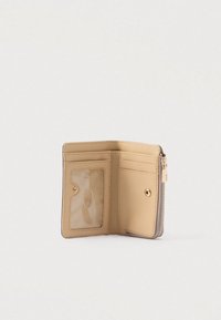 Bēšas krāsas ādas maks ar rāvējslēdzēja aizdari, tam ir caurspīdīgs ID nodalījums, vairāki karšu nodalījumi un zelta krāsas sprādzes detaļa.