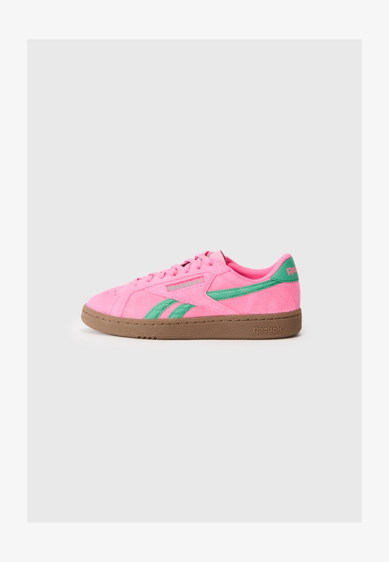 Roze suhastu tenisice s zelenim naglascima, s teksturiranim završetkom, okruglim vrhom i smešastom gumenom potplatom. S vezanjem, s Reebok logotipom na peti.
