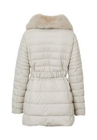 Cappotto puffer beige con colletto in pelliccia sintetica, design trapuntato, vita arricciata e maniche lunghe. Materiale leggero e isolato.