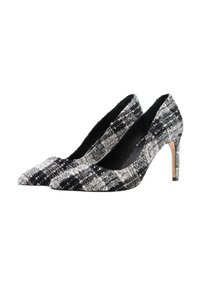 Zapatos de tacón alto de cuadros en blanco y negro con punta afilada y parte superior de tela con una textura sutil, complementados por un tacón delgado.