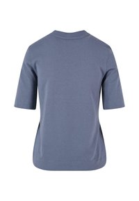T-shirt à manches courtes de couleur bleu doux, en tissu doux, avec un col rond et une coupe droite avec un dos légèrement plus long.