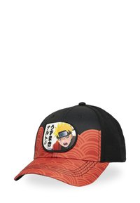 Casquette de baseball noire et rouge avec un graphique rond d'un personnage aux cheveux jaunes en pics et du texte japonais sur le devant. Des motifs ondulés ornent le bord.