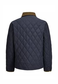 Chaqueta acolchada de color azul marino con costuras en forma de diamante, cuello de pana marrón y puños abotonados, vista desde la parte trasera.