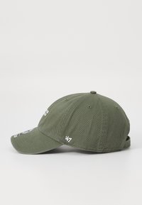 Casquette de baseball verte olive avec visière incurvée, en matériau textile, détails de logo brodés, sangle ajustable à l'arrière.