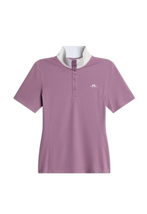 Korte mouwen polo shirt in lavendel met een witte kraag. Voorzien van een knoopsluiting en een klein logo op de linkerkant van de borst. Glad van textuur.