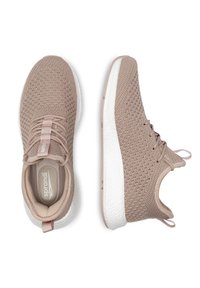 Adidași tricotati roz deschis cu un material superior respirabil, șireturi elastice și o talpă albă texturată. Prezintă un logo pe limbă și pe spate.