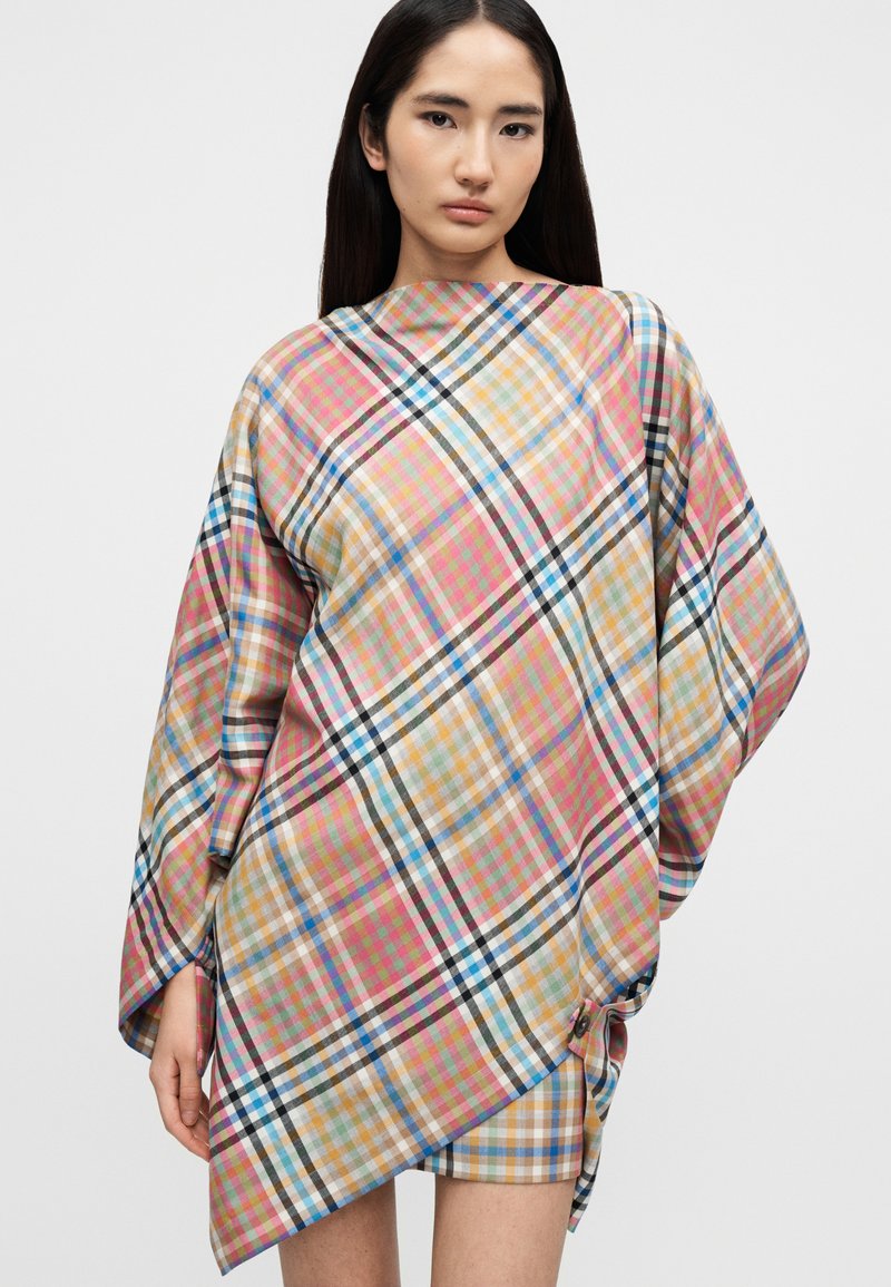 Robe ample à carreaux présentant un motif multicolore avec des carreaux roses, bleus, jaunes et beiges. Confectionnée dans un tissu léger avec des manches larges.