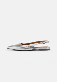 Zapato slingback metálico plateado con punta afilada, suela plana y lados recortados. Cuenta con una correa ajustable con hebilla para un ajuste seguro.