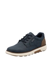 Zapatos sintéticos de color azul oscuro con detalles en marrón, que presentan un cierre de cordones, una parte superior texturizada y una suela blanca de goma con ranuras de tracción.