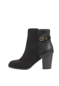 Ghete negre din piele întoarsă, cu o secțiune laterală texturată din piele ecologică, vârf rotund și toc mediu gros. Detalii de feronerie aurie.