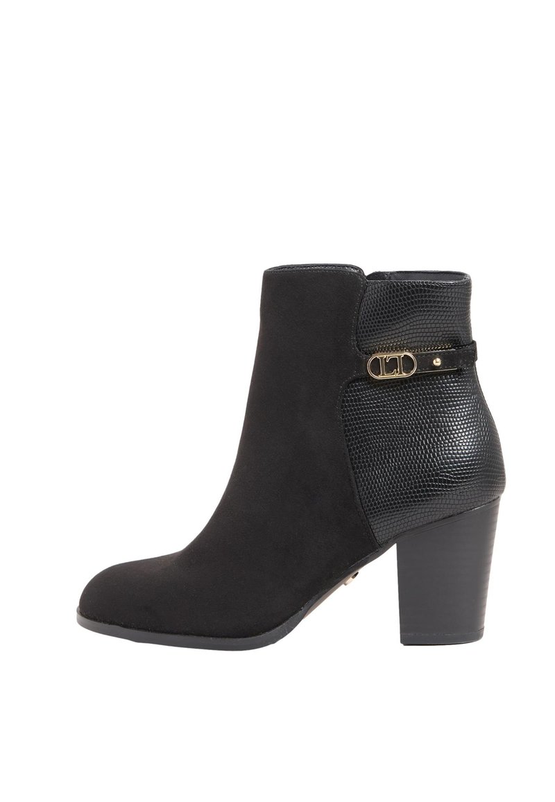 Ghete negre din piele întoarsă, cu o secțiune laterală texturată din piele ecologică, vârf rotund și toc mediu gros. Detalii de feronerie aurie.