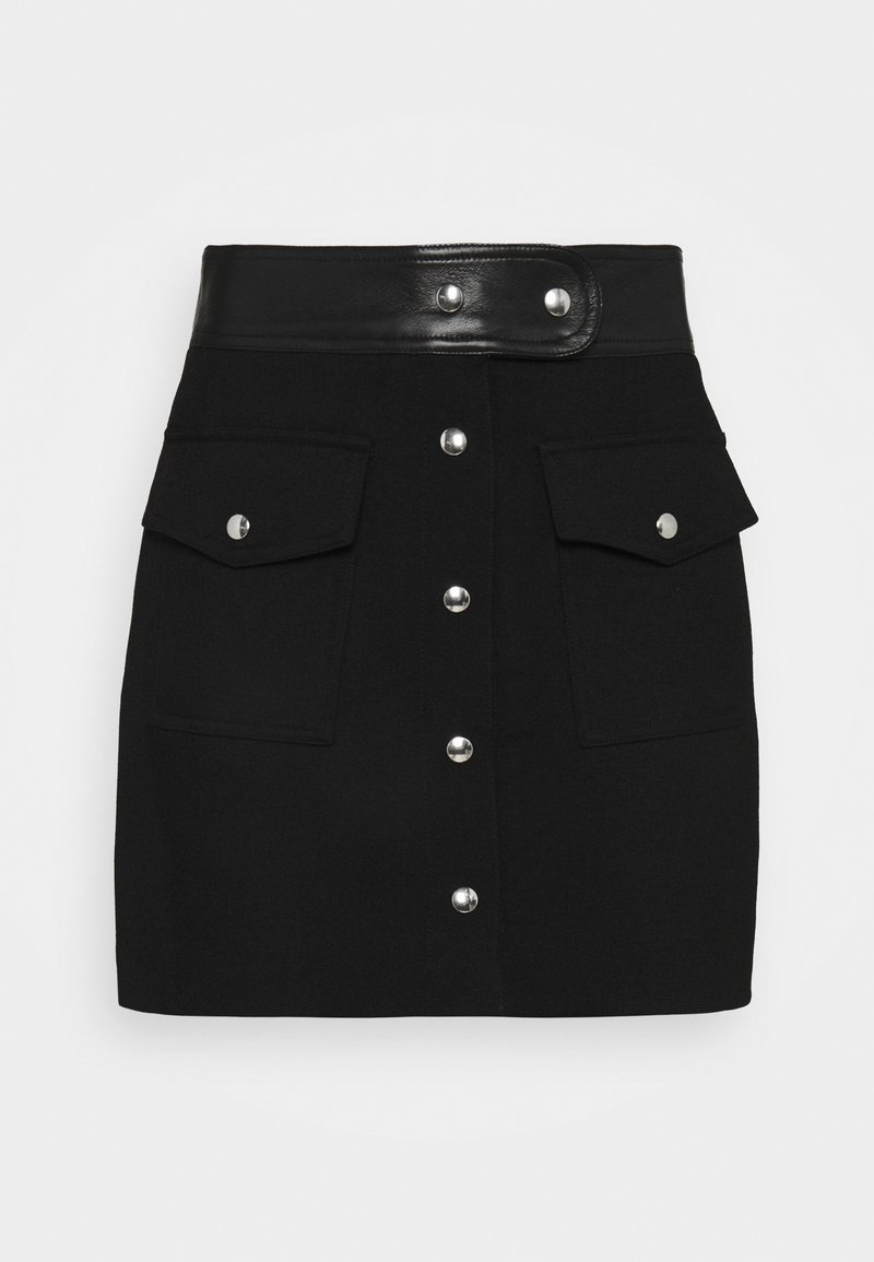 Mini-jupe noire avec taille haute en simili cuir, boutons-pression argentés à l'avant et deux poches à rabat avec boutons-pression argentés.
