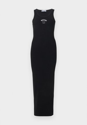 Svart ermeløs lang tettsittende kjole med rund hals og hvit "Moschino Jeans 86-23" logo på brystet.