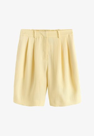 Hellgelbe Shorts mit hoher Taille, Falten, Gürtelschlaufen und einem vorderen Reißverschluss, hergestellt aus leichtem Stoff.