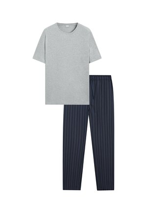 Lichtgrijs T-shirt met korte mouwen gecombineerd met donkerblauwe broek met dunne verticale strepen en een elastische tailleband met trekkoord.