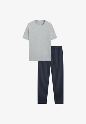 Lichtgrijs T-shirt met korte mouwen gecombineerd met donkerblauwe broek met dunne verticale strepen en een elastische tailleband met trekkoord.