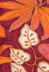 Tessuto rosso con grandi motivi floreali in arancione, rosa e crema. Foglie e petali testurizzati con contorni definiti. Elementi di design dettagliati.