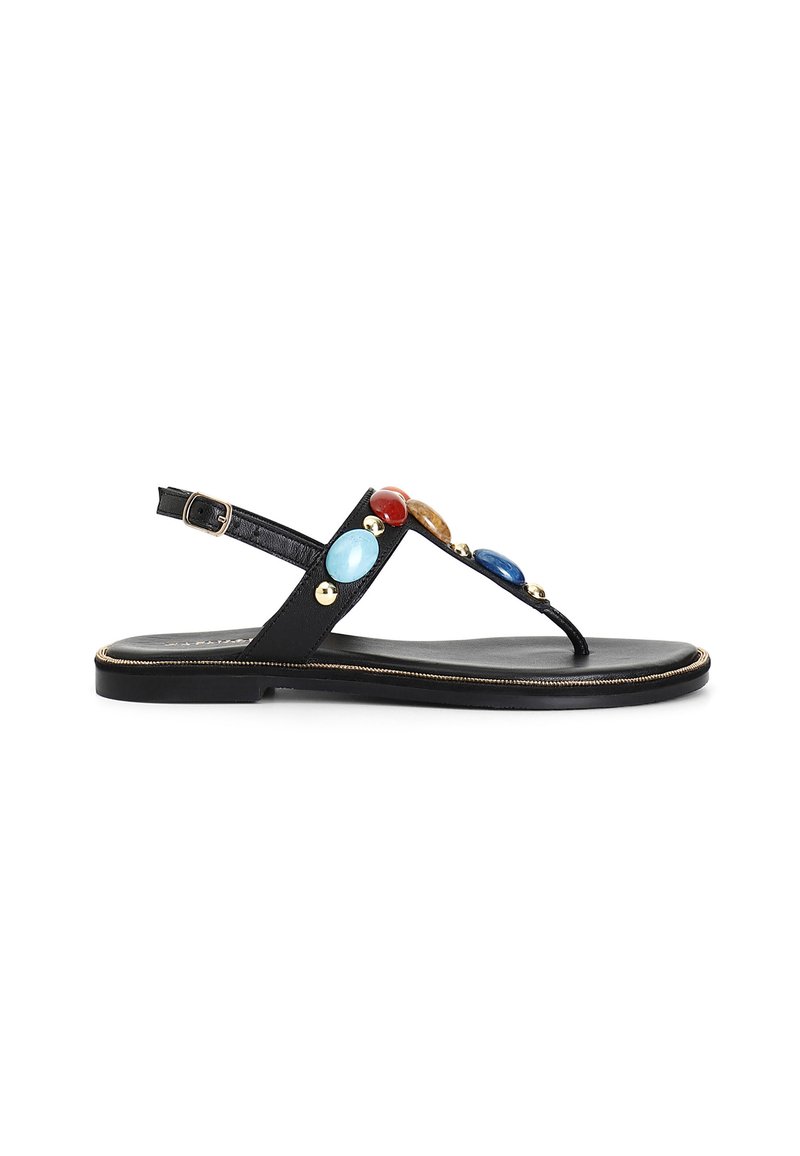 Mustat thong-sandaalit, joissa on värikkäitä koristekiviä ja kultaisia yksityiskohtia, säädettävä nilkkaremmi ja tasapohja.