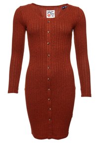 Robe en tricot côtelé couleur rouille avec des manches longues et une fermeture à boutons sur le devant de Super Dry Co.