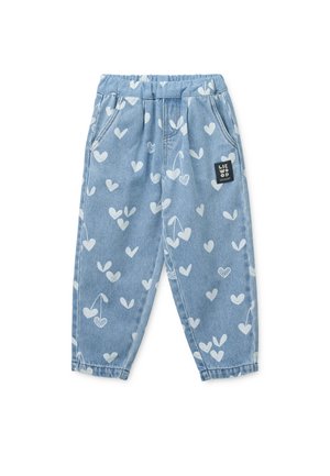 Pantalones de mezclilla azul claro con patrones de corazones blancos y cerezas, cintura elástica y bolsillos laterales. Incluye una pequeña etiqueta de la marca en la parte delantera.