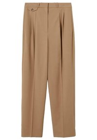 Un pantalon beige sur mesure présente une taille haute, un détail de poche à bouton et deux plis à l'avant, fabriqué à partir d'un tissu lisse avec une texture douce.