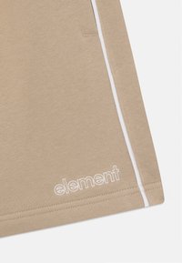 Svetlé látkové šortky s bielymi bočnými pruhmi a vyšitým logom "element" v bielej farbe na spodnom okraji. Mäkká textúra s klasickým dizajnom.