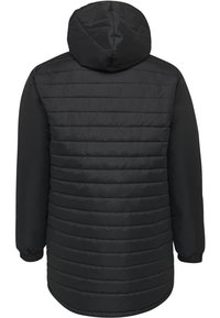 Sort polstret jakke med hætte, der har et horisontalt quiltet design, elastiske manchetter og en lige silhuet. Glat tekstur og let vægt.