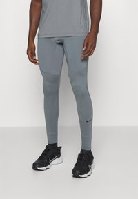 Nike Performance WARM - Legíny - smoke grey/black