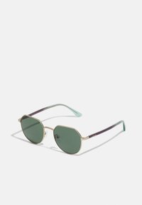 Ochelari de soare octogonali cu nuanță verde, av�ând un cadru din metal auriu. Temele au un gradient de la verde la mov. Incluse sunt tăvițe pentru nas clare.