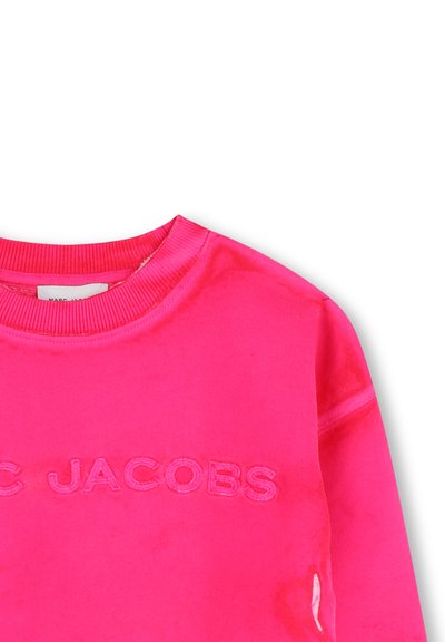 Felpa fucsia con collo a girocollo a coste e logo testurizzato "MARC JACOBS" sulla parte anteriore, realizzata in morbido cotone.