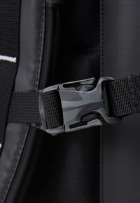 The North Face BASE CAMP VOYAGER TRAVEL PACK - Nahrbtnik - black/white