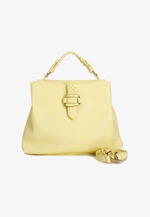 Sac à main en cuir jaune avec une poignée tressée, un accent en boucle et une sangle amovible. Texture lisse avec un design structuré.