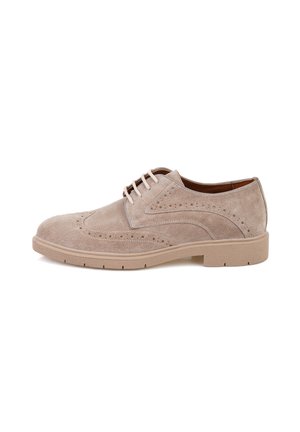 Chaussures habillées en cuir suédé beige avec des détails de brogue en aile, bout rond et design à lacets. Semelle en caoutchouc avec relief pour une meilleure adhérence.