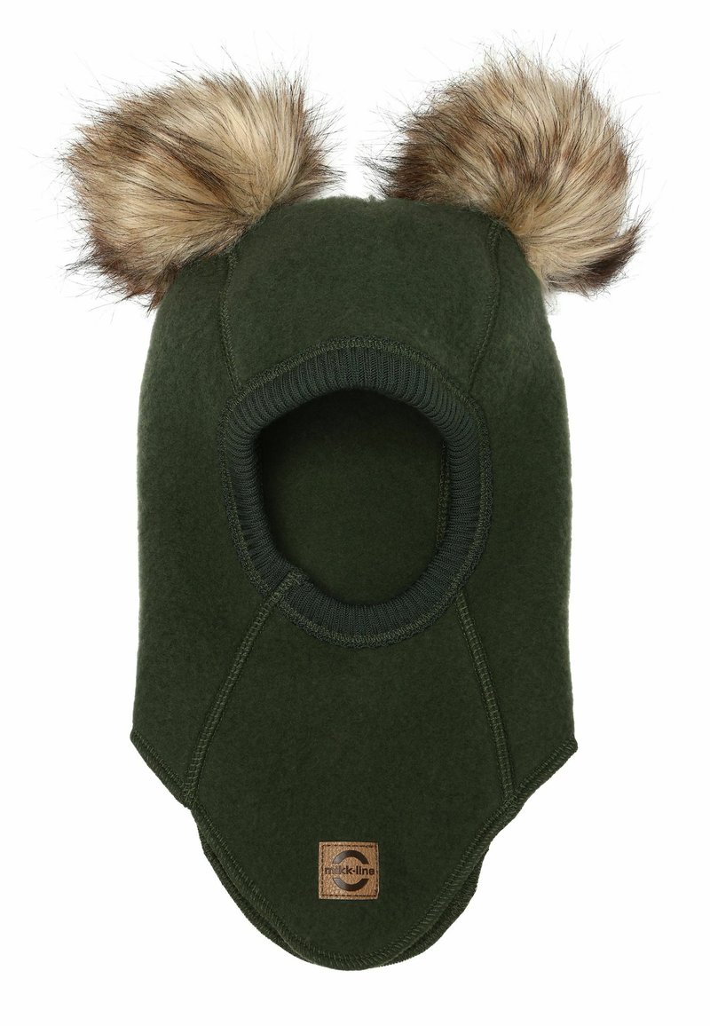 Groene fleece muts met bruine nep bont pompons bovenop, voorzien van een ronde gezichtopening en een leren patch met merk aan de zijkant.