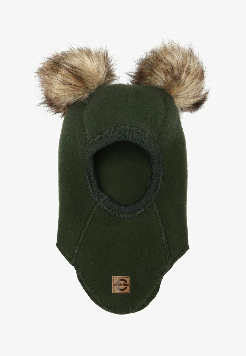 Zielona czapka z polaru z brązowymi pomponami z sztucznego futra na czubku, posiadająca okrągły otwór na twarz oraz skórzaną naszywkę z logo po boku.