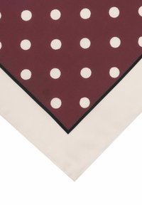 Bordeauxfarbener Schal mit weißen Punkten, umrandet von einem schwarzen Saum, mit glatter Textur und dreieckiger Form.