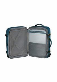 Blå mjukskalss resväska öppen för att visa två huvudfack med dragkedjade mesh- och tygfickor samt dubbla sidhandtag.