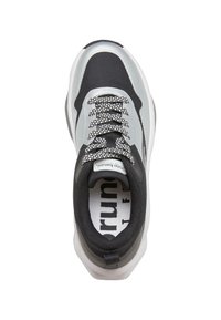 Schwarz- und grauer Sportschuh mit einer strukturierten Oberseite, Netzakzenten und einem gemusterten Schnürsenkel. Verfügt über eine dicke, weiße Sohle und sichtbare Markenkennzeichnung.