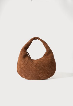 Sac d’épaule en tissu tissé marron texturé avec une poignée supérieure incurvée et une forme arrondie et douce en croissant.