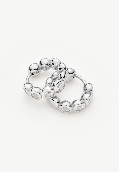 Σκουλαρίκια κρίκοι από ασήμι με στρογγυλές, γυαλιστερές χάντρες, κάθε μία διακοσμημένη με διαυγή πολύτιμους λίθους, εμφανίζονται σε απλό λευκό φόντο.