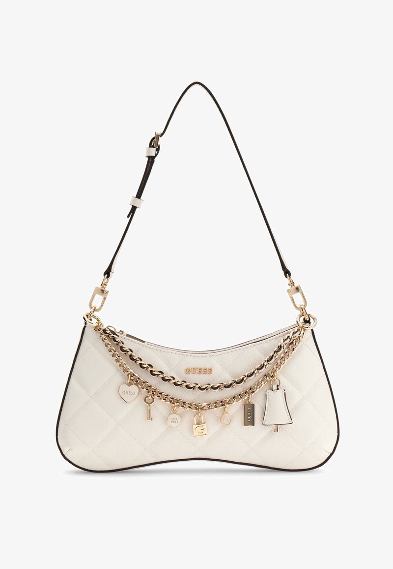 Sac bandoulière blanc matelassé avec chaîne dorée et sept breloques dorées et blanches, comprenant un cœur, une clé, un cadenas, une cloche, et le logo "GUESS".
