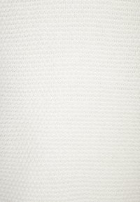 Weißer strukturierter Stoff mit einem gewebten Muster und einem subtilen räumlichen Effekt, der ein geschichtetes Erscheinungsbild erzeugt.