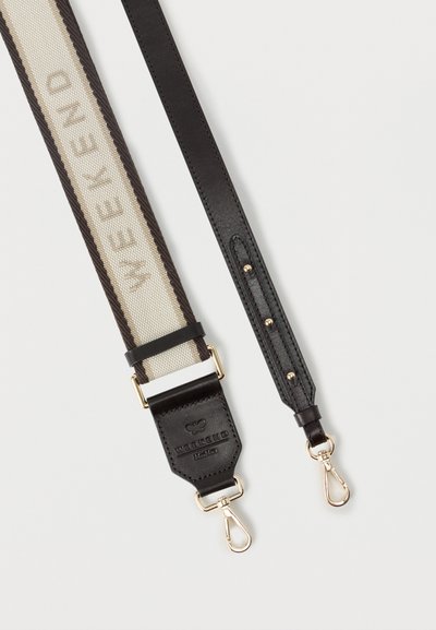 Δύο αποσπώμενοι ιμάντες τσάντας, ο έ νας από μπεζ και καφέ ύφασμα με το κείμενο "WEEKEND", ο άλλος από μαύρο δέρμα με μεταλλικά κούμπωμα σε χρυσό τόνο.