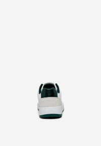 Sneaker bianca con accenti verdi, dotata di una tomaia in pelle liscia, tallone imbottito e suola in gomma. Design minimalista, vista posteriore.