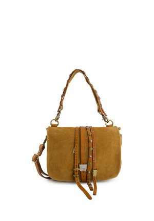 Bruine suède schoudertas met leren riem, decoratieve studs en twee hangende leren riemen met metalen gespen en versieringen.