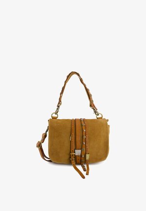 Bruine suède schoudertas met leren riem, decoratieve studs en twee hangende leren riemen met metalen gespen en versieringen.