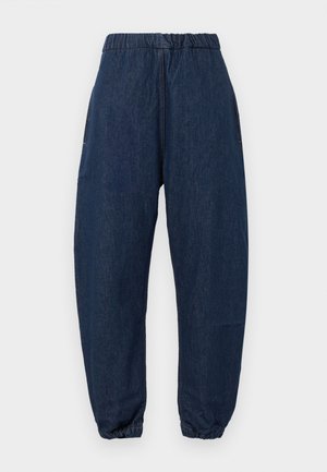 Mørkeblå denim joggerbukser med elastisk talje og elastiske manchetter, præsenteret mod en ensfarvet hvid baggrund.